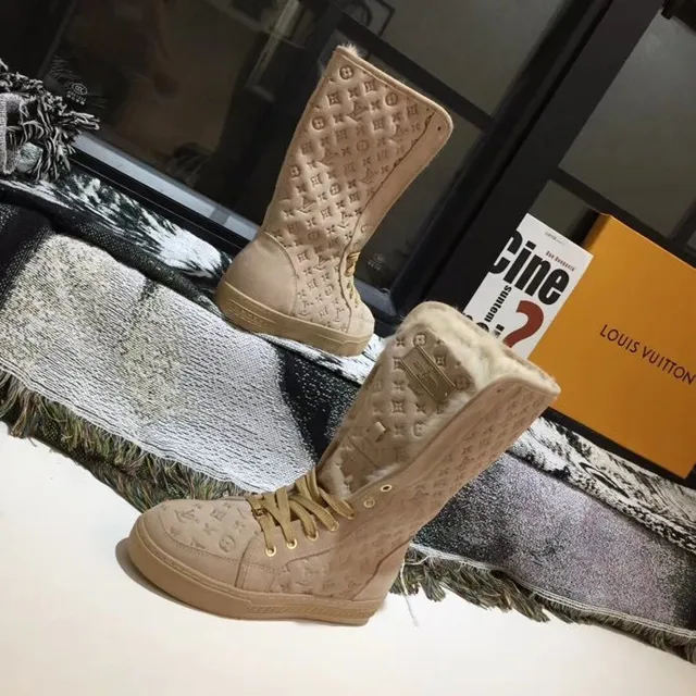 Louis Vuitton Run Away Beige White Monogrammed Suede Shearling-Lined Snow Boots 9