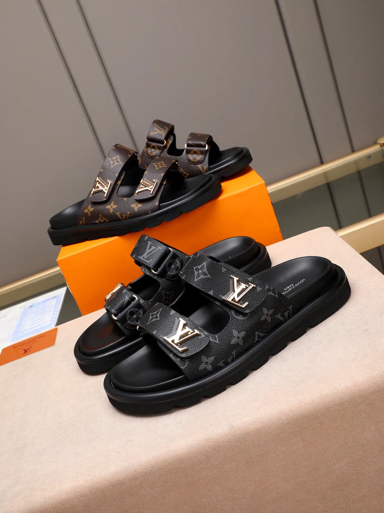 Louis Vuitton Run Away বাদামি মোনোগ্রাম ক্যানভাস সোনালি বাকল কাজুয়াল স্যান্ডেল 2