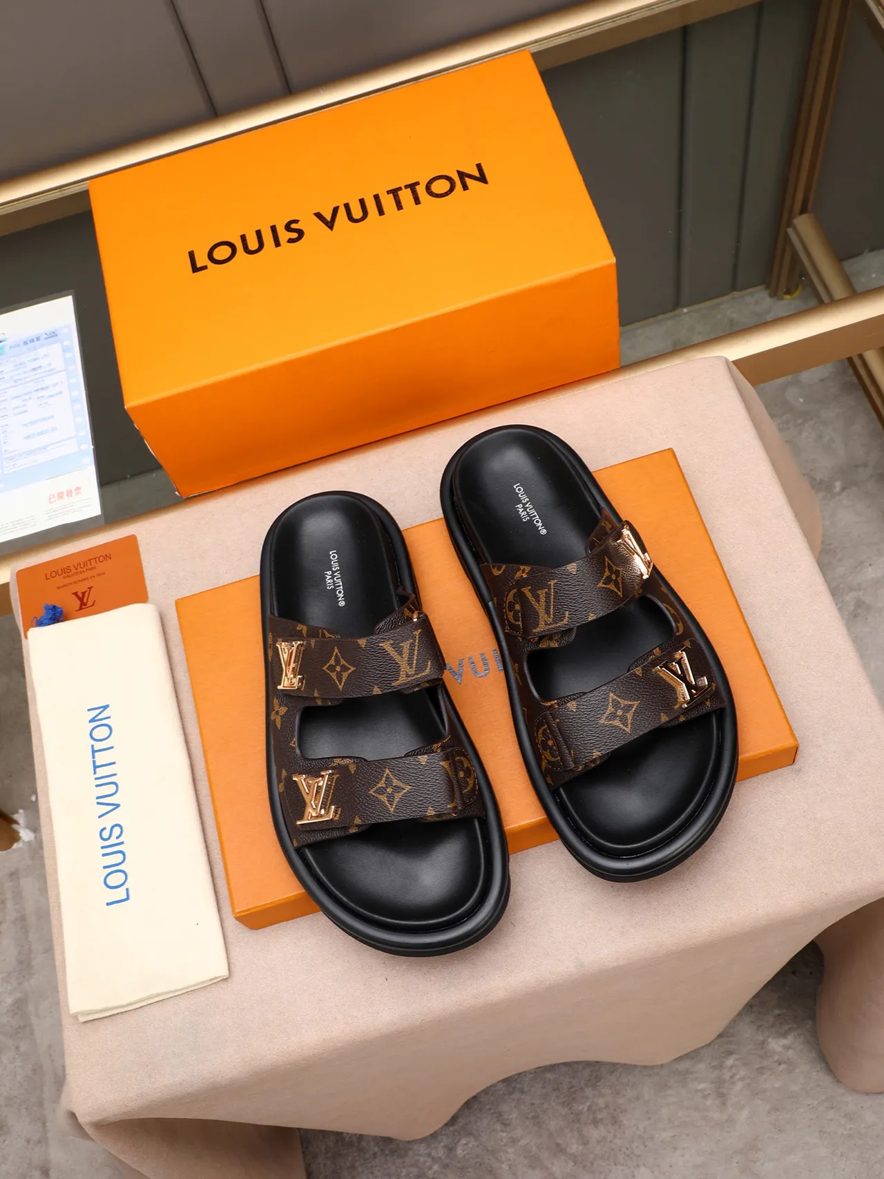 Louis Vuitton Run Away বাদামি মোনোগ্রাম ক্যানভাস সোনালি বাকল কাজুয়াল স্যান্ডেল 3