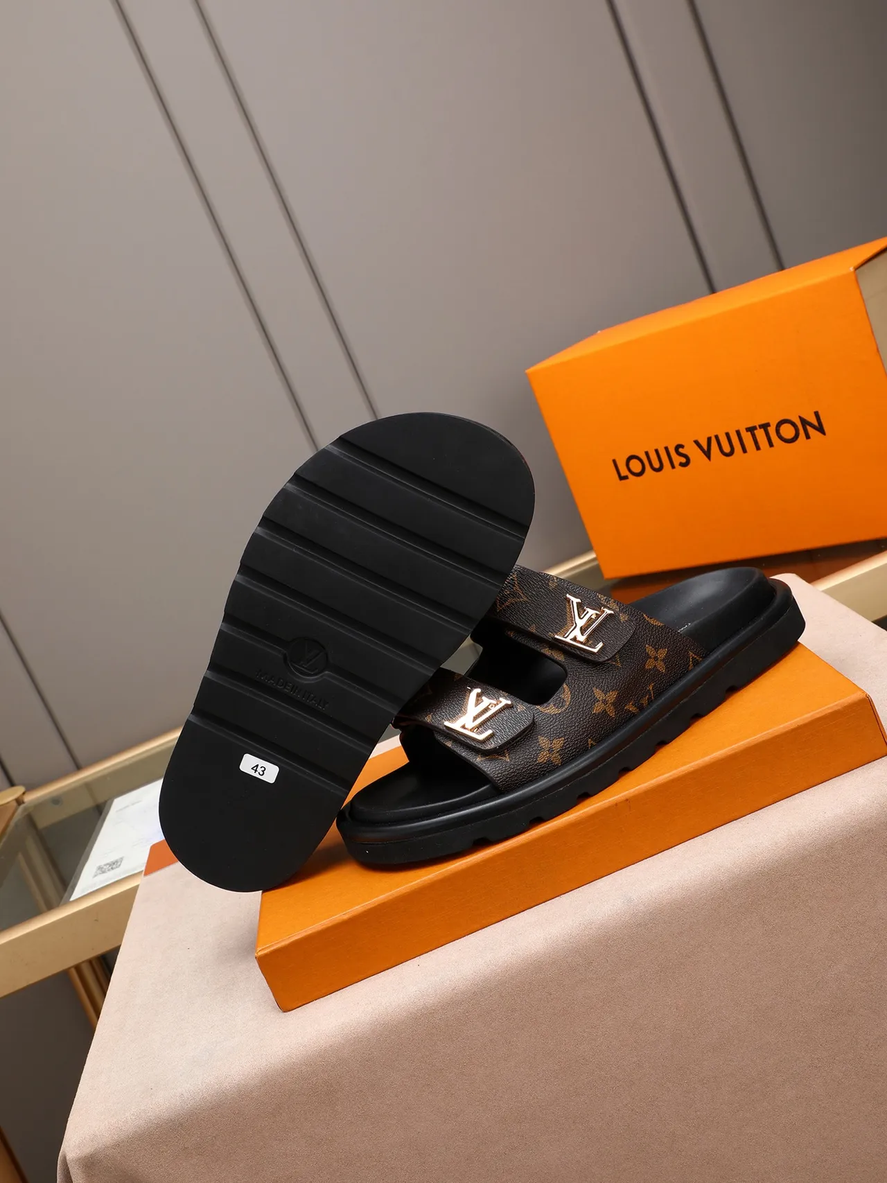 Louis Vuitton Run Away বাদামি মোনোগ্রাম ক্যানভাস সোনালি বাকল কাজুয়াল স্যান্ডেল 4