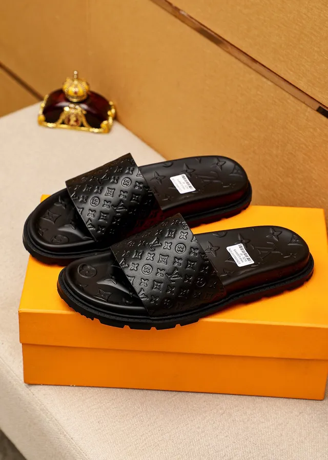 Louis Vuitton Run Away Slides काला Monogram Embossed Slippers 3