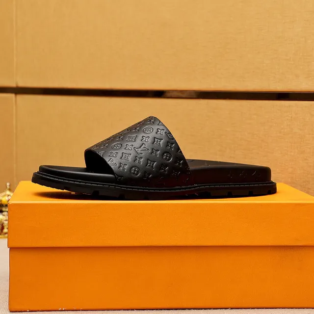 Louis Vuitton Run Away Slides काला Monogram Embossed Slippers 5