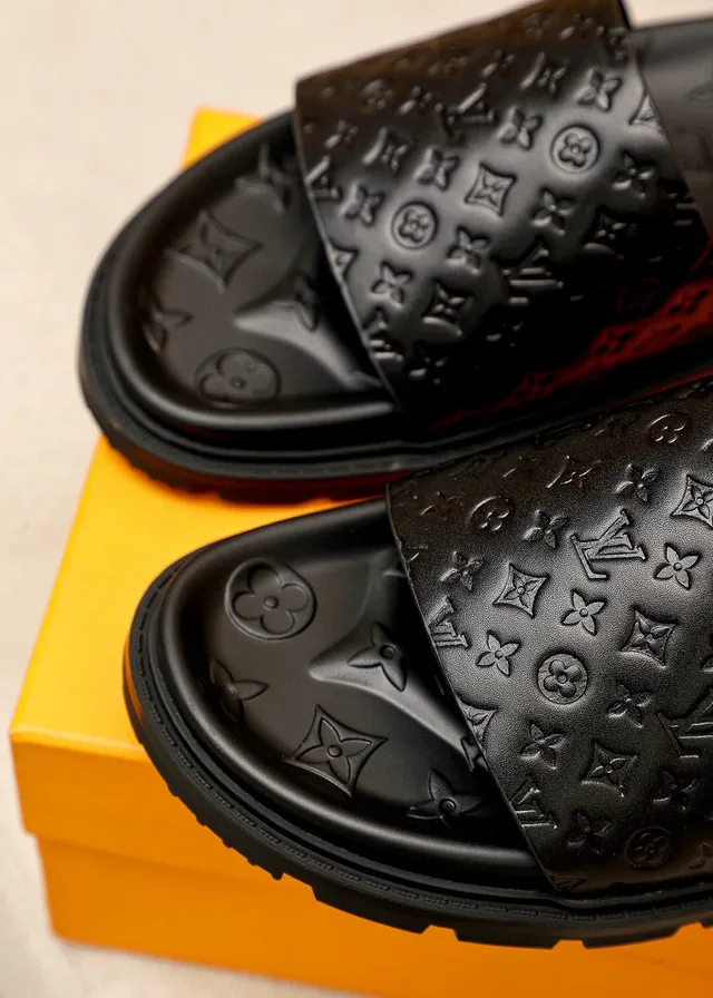 Louis Vuitton Run Away Slides काला Monogram Embossed Slippers 6