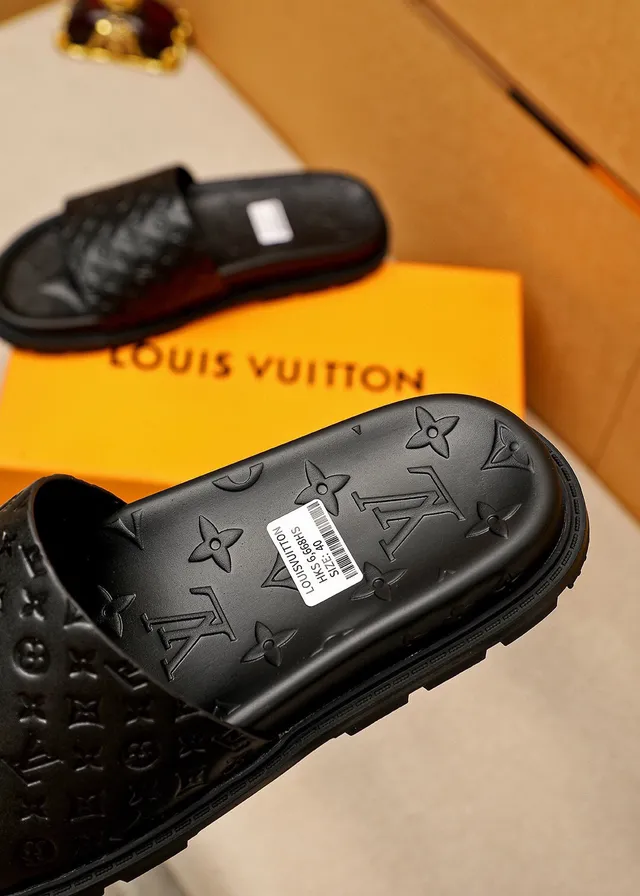 Louis Vuitton Run Away Slides काला Monogram Embossed Slippers 7