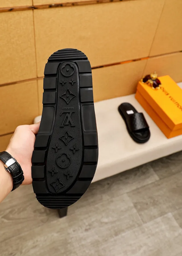 Louis Vuitton Run Away Slides काला Monogram Embossed Slippers 9