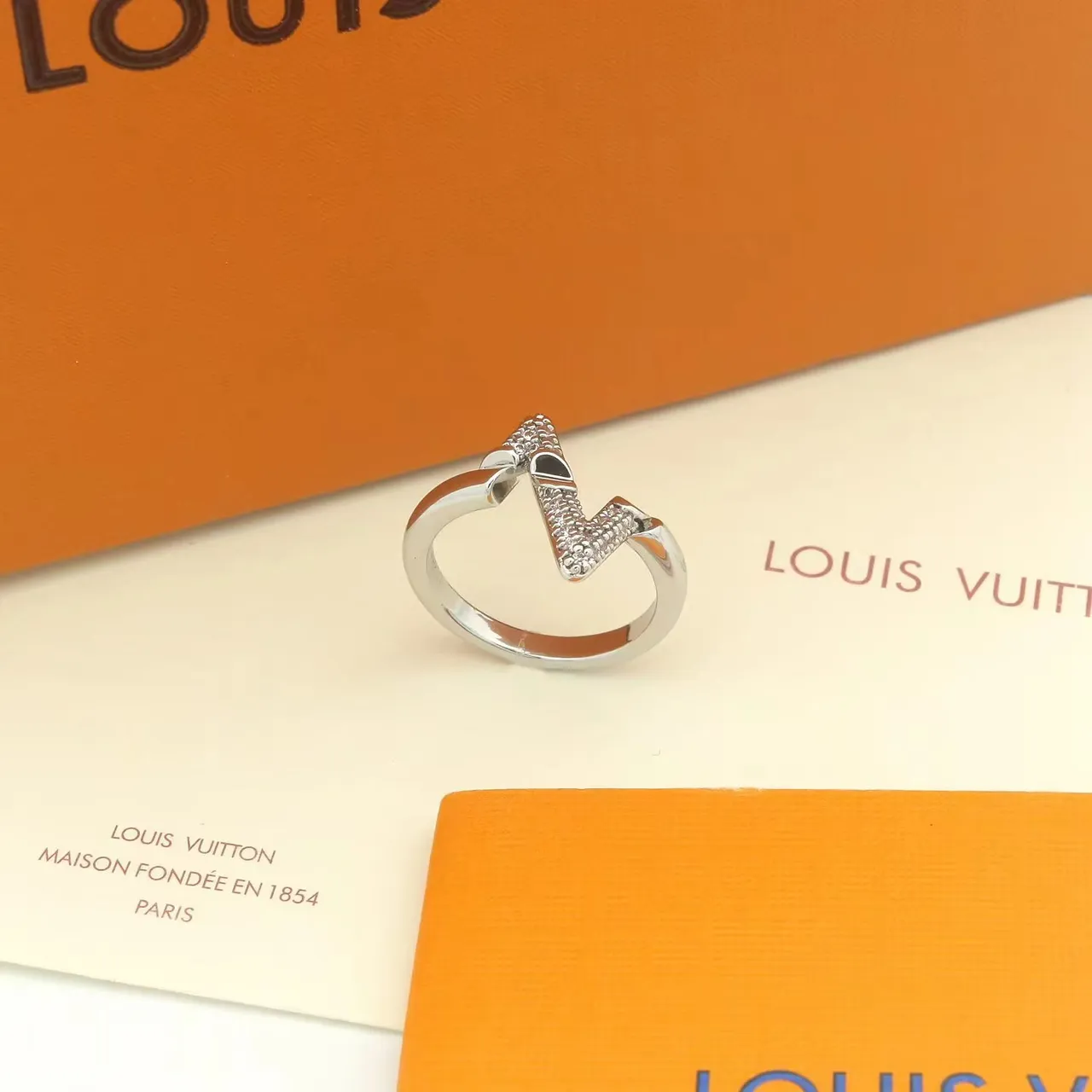 Louis Vuitton V Ring Pavé Diamond White Metal Ring 3