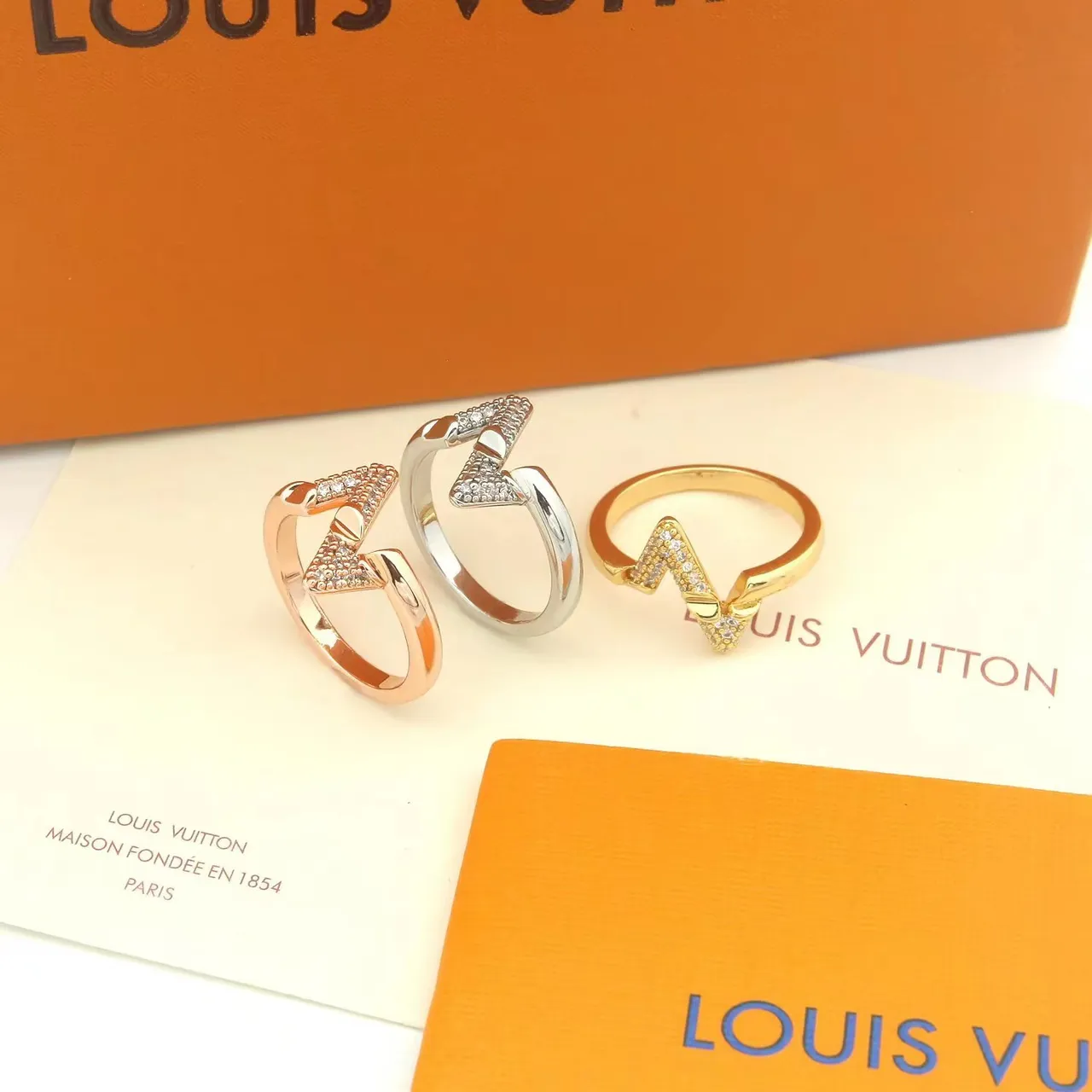 Louis Vuitton V Ring Pavé Diamond White Metal Ring 4