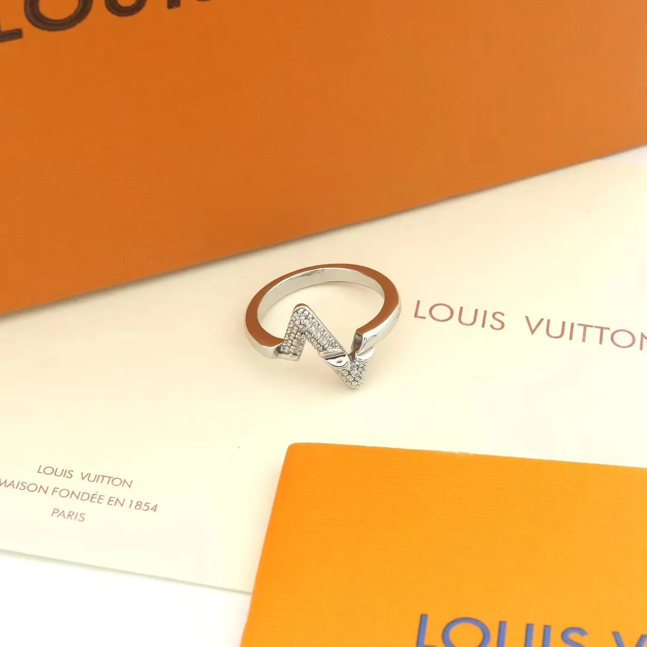 Louis Vuitton V Ring Pavé Diamond White Metal Ring 5