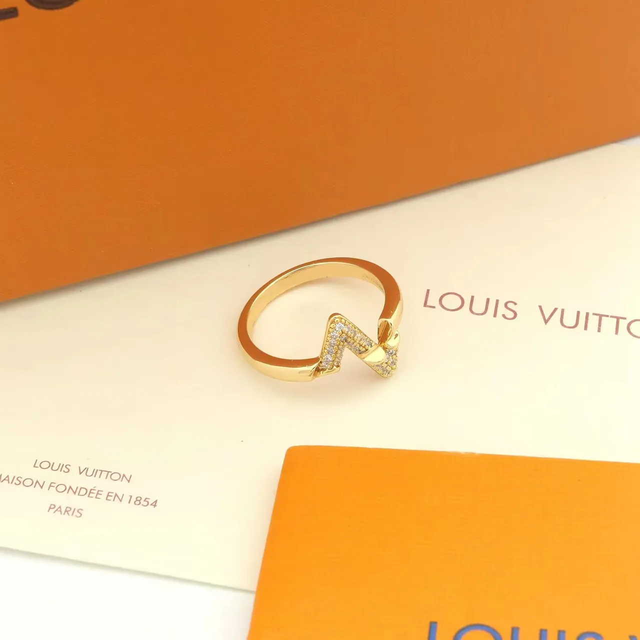 Louis Vuitton V Ring Pavé Diamond White Metal Ring 6