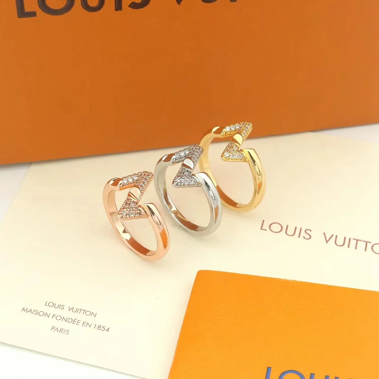 Louis Vuitton V Ring Pavé Diamond White Metal Ring 8