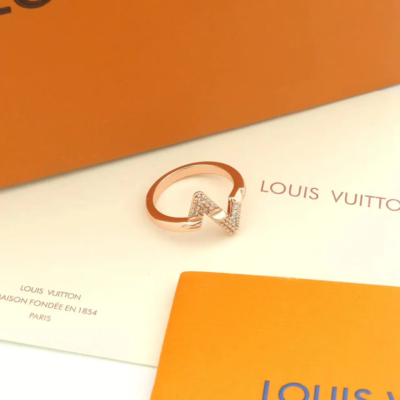 Louis Vuitton V Ring Pavé Diamond White Metal Ring 9