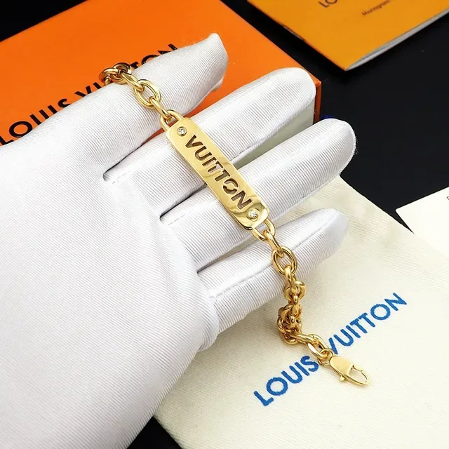 Louis Vuitton Vuitton Plaque Gold-Tone Chain Bracelet 5