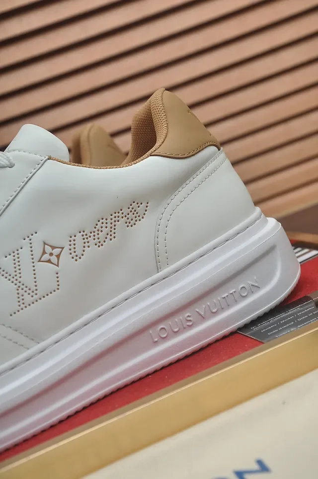 Louis Vuitton sneakers lifestyle blanches et beige perforées avec logo monogram en cuir supérieur 2