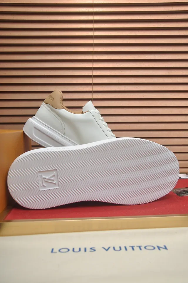 Louis Vuitton sneakers lifestyle blanches et beige perforées avec logo monogram en cuir supérieur 3