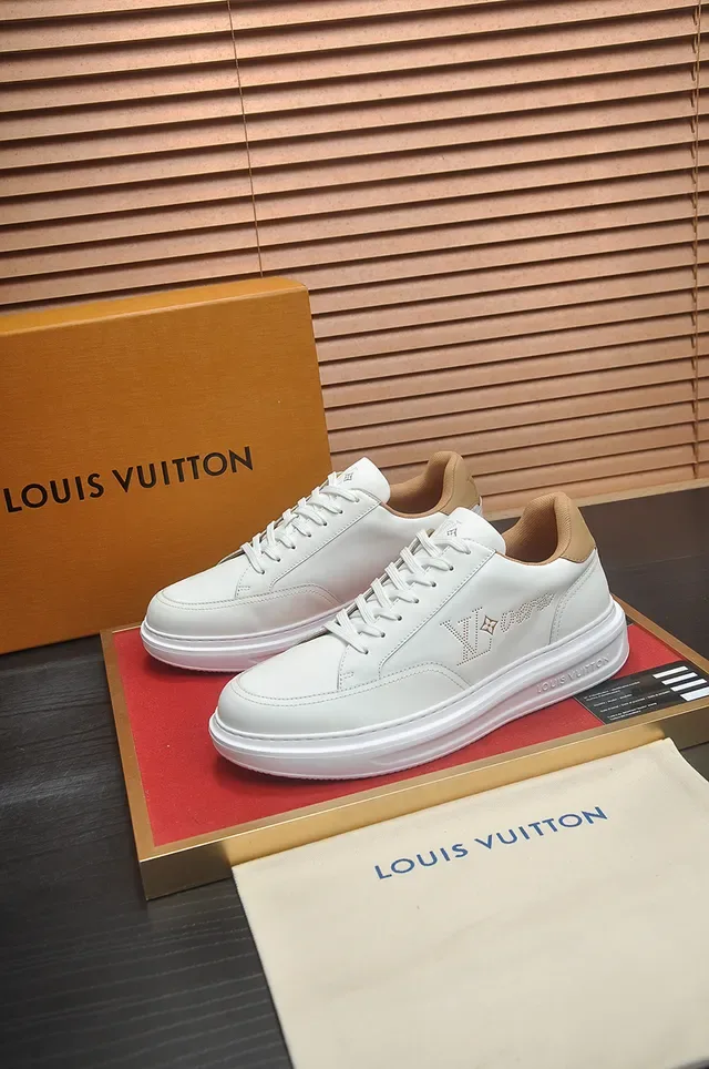 Louis Vuitton sneakers lifestyle blanches et beige perforées avec logo monogram en cuir supérieur 4