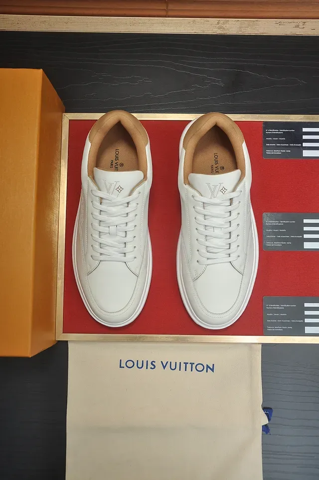 Louis Vuitton sneakers lifestyle blanches et beige perforées avec logo monogram en cuir supérieur 5