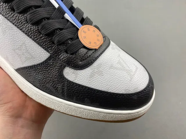 Louis Vuitton Lifestyle Sneakers Blancs et Noirs avec Monogram de Toile et Cuir Superpositions 2