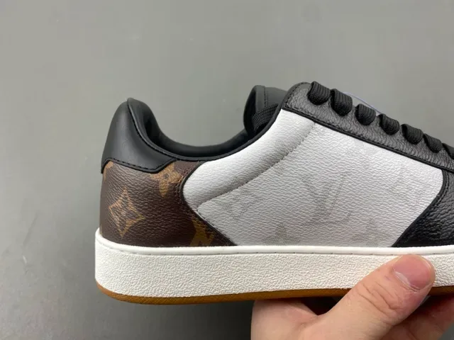 Louis Vuitton Lifestyle Sneakers Blancs et Noirs avec Monogram de Toile et Cuir Superpositions 3