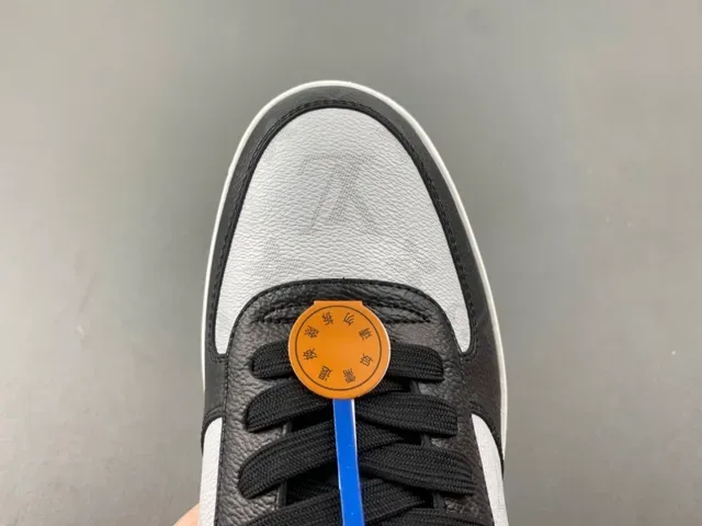 Louis Vuitton Lifestyle Sneakers Blancs et Noirs avec Monogram de Toile et Cuir Superpositions 5