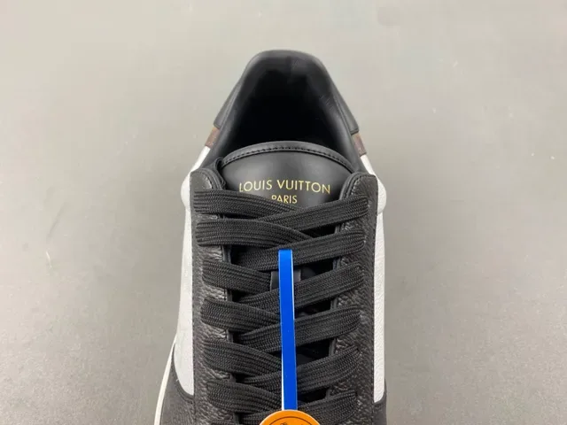 Louis Vuitton Lifestyle Sneakers Blancs et Noirs avec Monogram de Toile et Cuir Superpositions 6