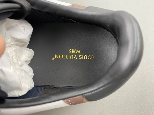 Louis Vuitton Lifestyle Sneakers Blancs et Noirs avec Monogram de Toile et Cuir Superpositions 7
