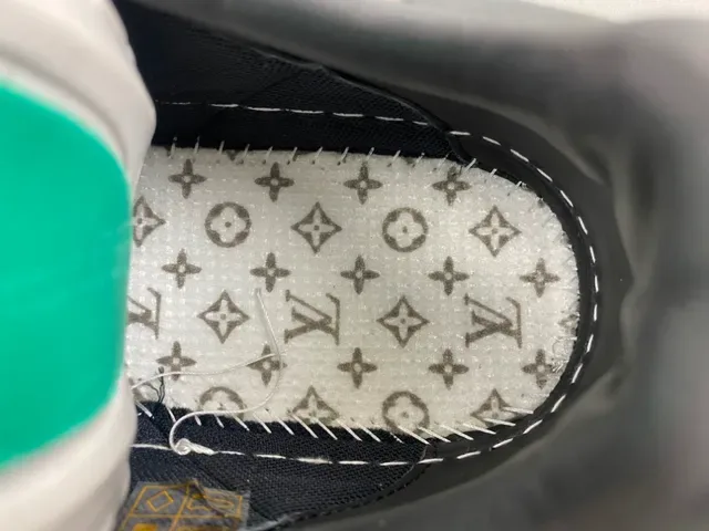 Louis Vuitton Lifestyle Sneakers Blancs et Noirs avec Monogram de Toile et Cuir Superpositions 8
