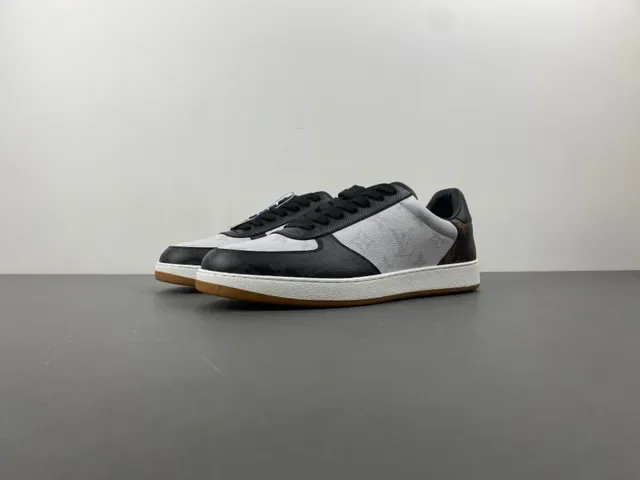 Louis Vuitton Lifestyle Sneakers Blancs et Noirs avec Monogram de Toile et Cuir Superpositions 10