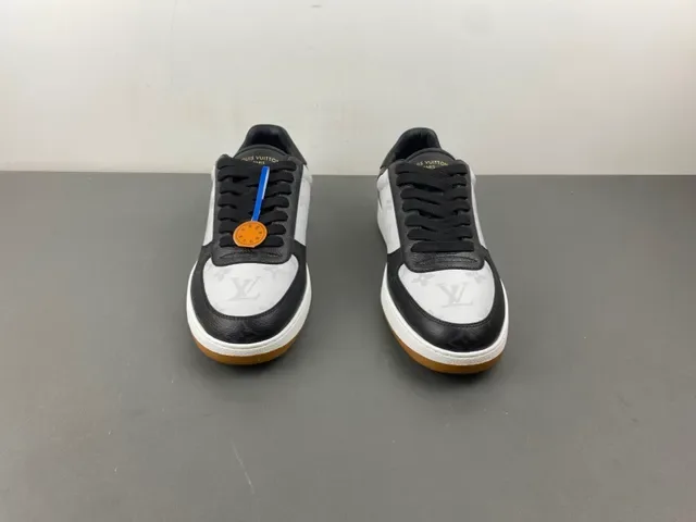 Louis Vuitton Lifestyle Sneakers Blancs et Noirs avec Monogram de Toile et Cuir Superpositions 11