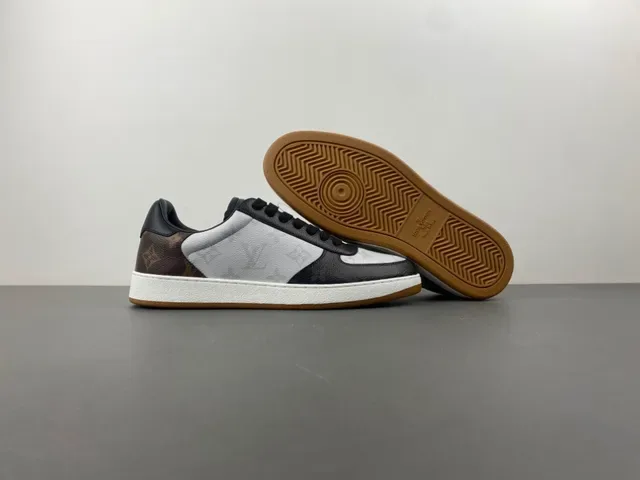 Louis Vuitton Lifestyle Sneakers Blancs et Noirs avec Monogram de Toile et Cuir Superpositions 12