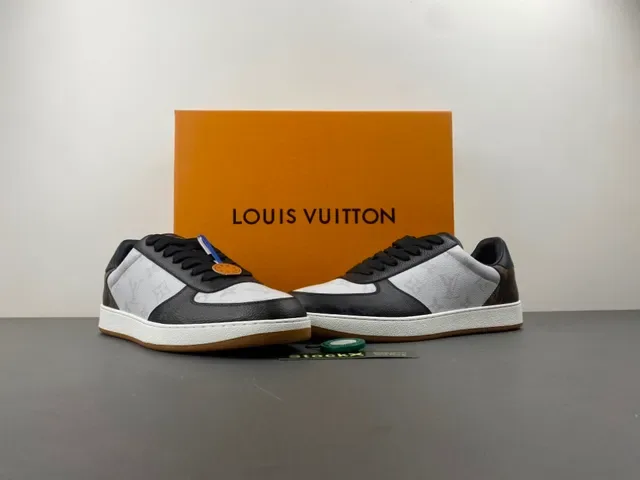 Louis Vuitton Lifestyle Sneakers Blancs et Noirs avec Monogram de Toile et Cuir Superpositions 13