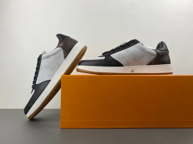 Louis Vuitton Lifestyle Sneakers Blancs et Noirs avec Monogram de Toile et Cuir Superpositions 14