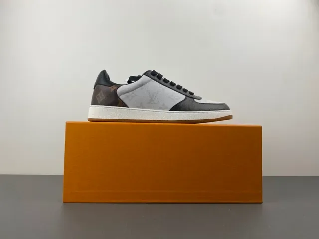 Louis Vuitton Lifestyle Sneakers Blancs et Noirs avec Monogram de Toile et Cuir Superpositions 15