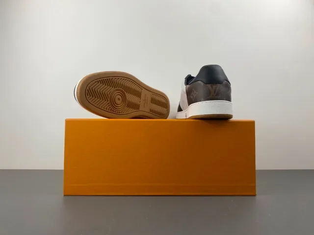 Louis Vuitton Lifestyle Sneakers Blancs et Noirs avec Monogram de Toile et Cuir Superpositions 16