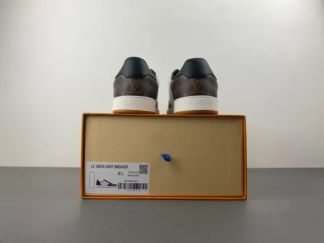 Louis Vuitton Lifestyle Sneakers Blancs et Noirs avec Monogram de Toile et Cuir Superpositions 17