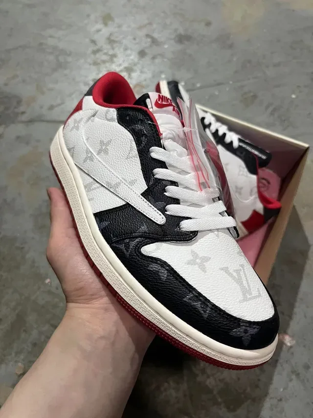 Louis Vuitton Sneakers Lifestyle Blanc Noir en Cuir avec Impression Monogram et Panneaux Colorblock 2