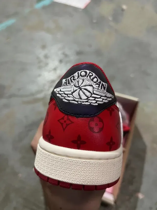 Louis Vuitton Sneakers Lifestyle Blanc Noir en Cuir avec Impression Monogram et Panneaux Colorblock 5