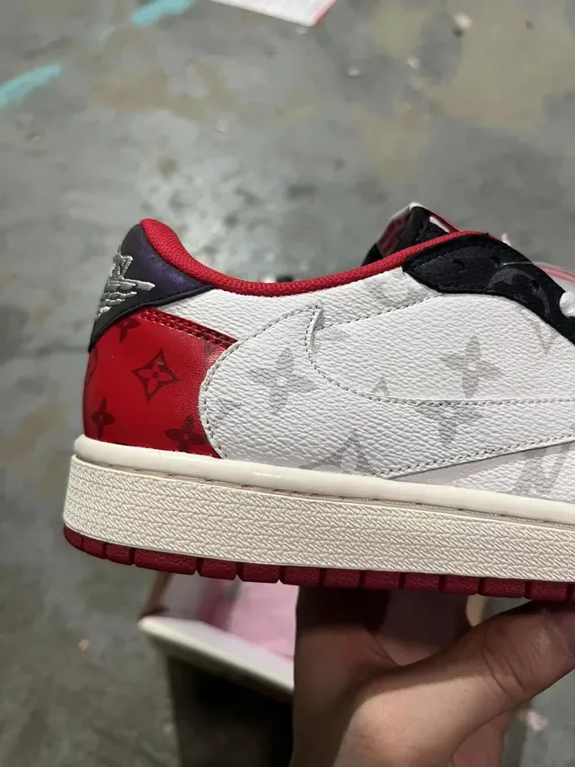Louis Vuitton Sneakers Lifestyle Blanc Noir en Cuir avec Impression Monogram et Panneaux Colorblock 6
