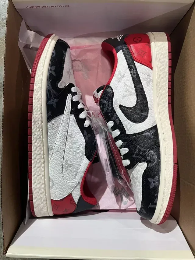 Louis Vuitton Sneakers Lifestyle Blanc Noir en Cuir avec Impression Monogram et Panneaux Colorblock 7