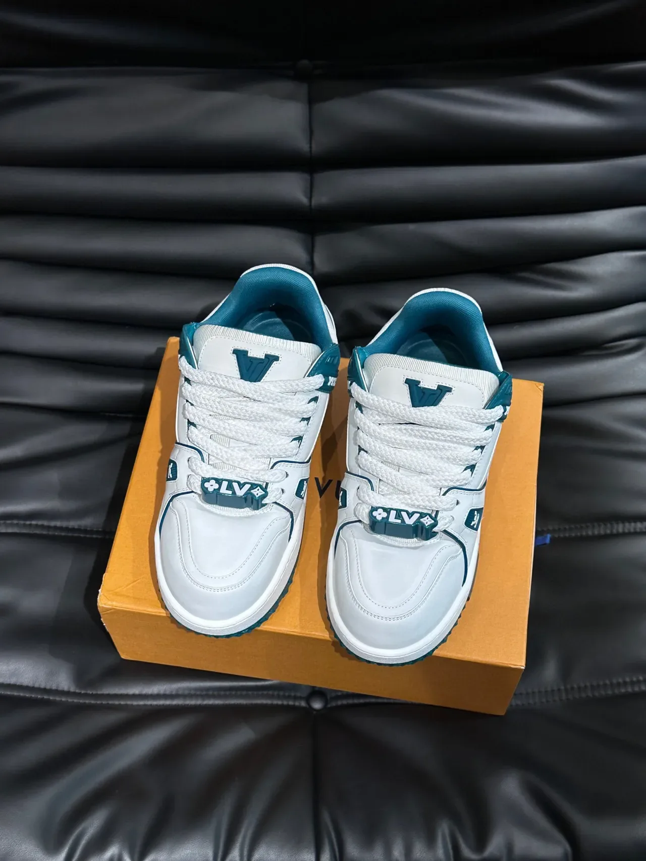 Louis Vuitton Blanc Bleu Semelle Chunky Détail Sangle En Couches Sneakers Lifestyle 2