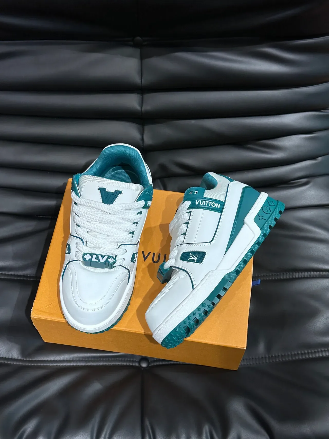 Louis Vuitton Blanc Bleu Semelle Chunky Détail Sangle En Couches Sneakers Lifestyle 3
