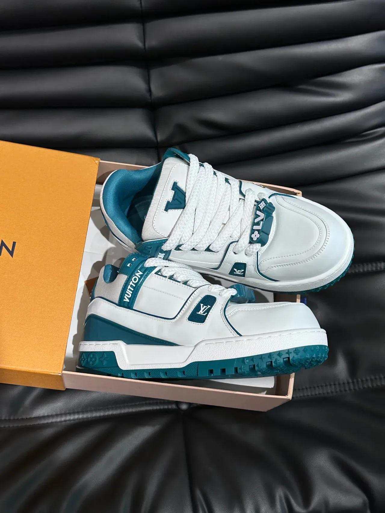 Louis Vuitton Blanc Bleu Semelle Chunky Détail Sangle En Couches Sneakers Lifestyle 4
