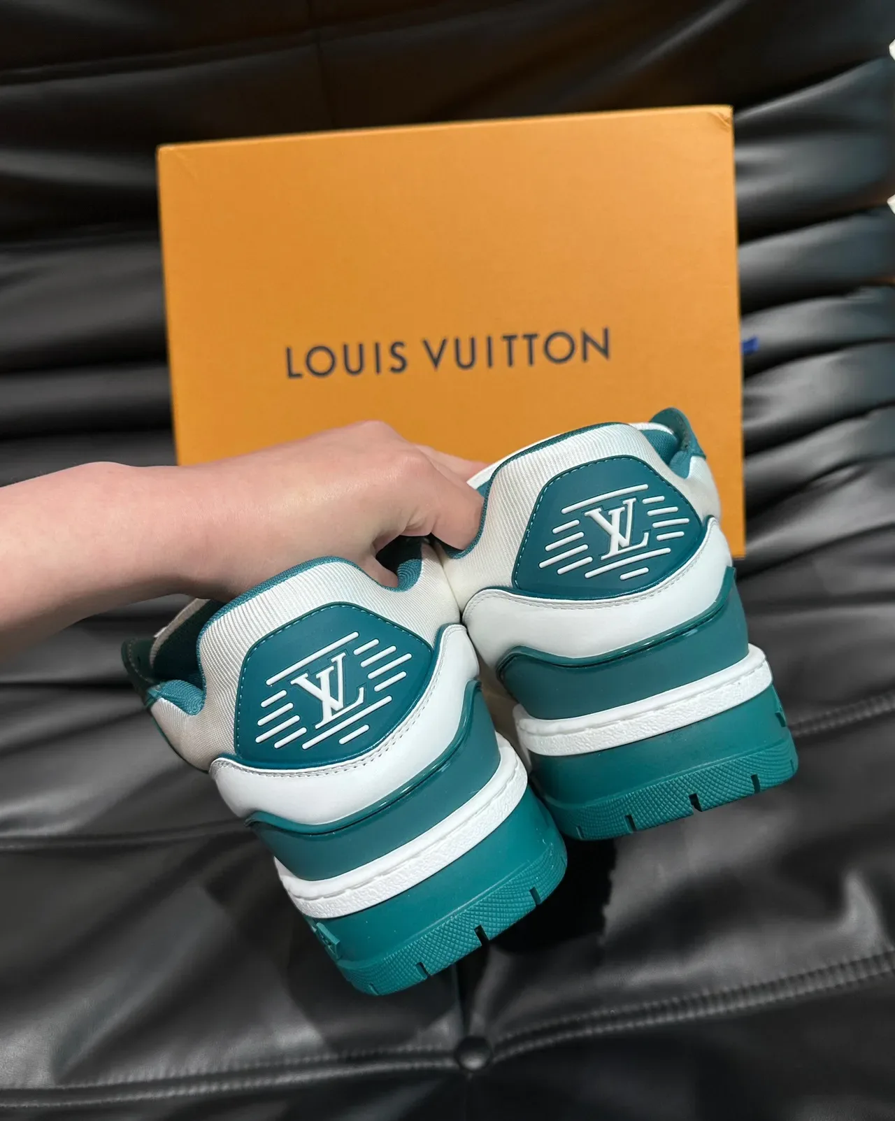 Louis Vuitton Blanc Bleu Semelle Chunky Détail Sangle En Couches Sneakers Lifestyle 8