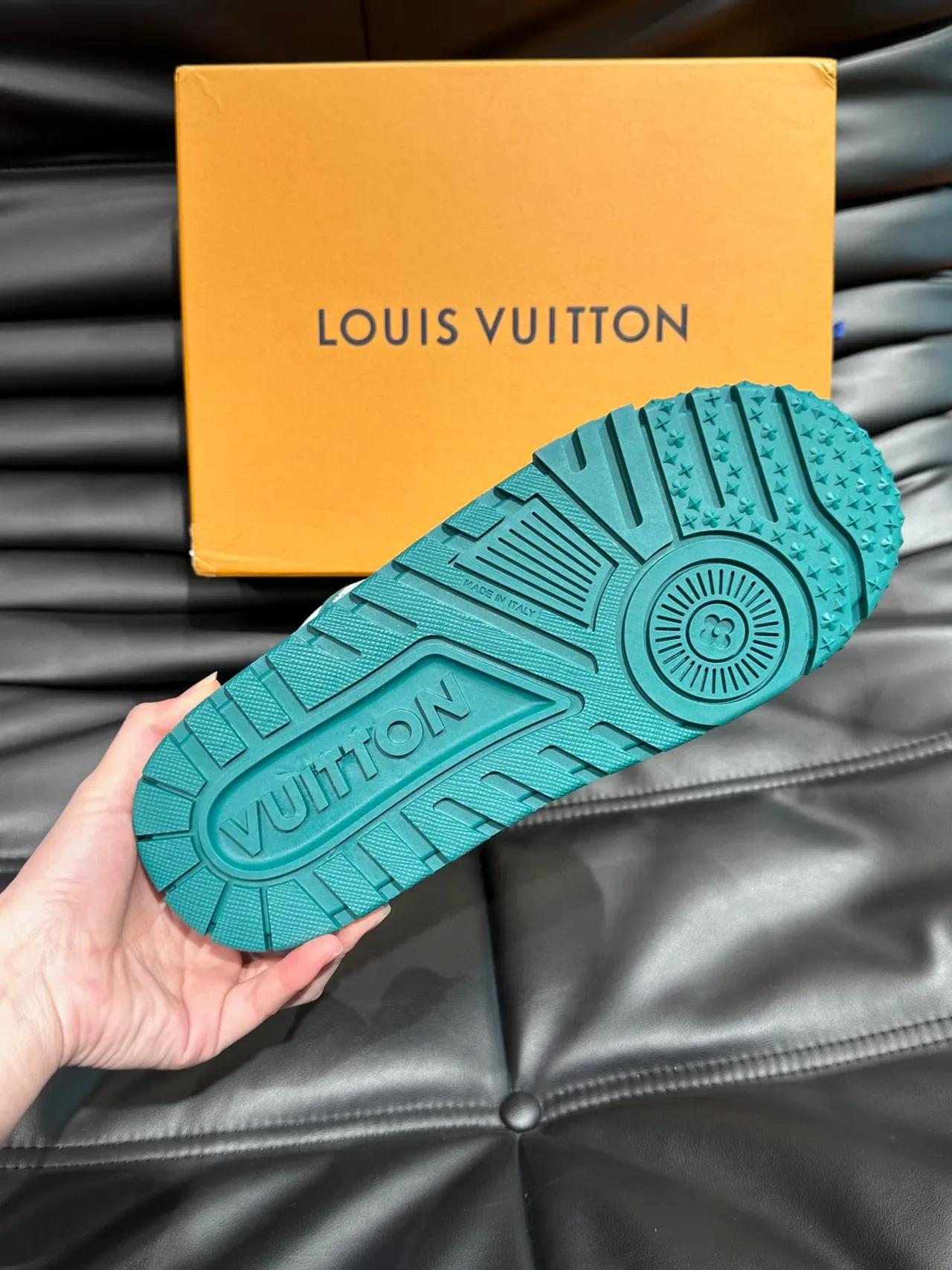Louis Vuitton Blanc Bleu Semelle Chunky Détail Sangle En Couches Sneakers Lifestyle 9