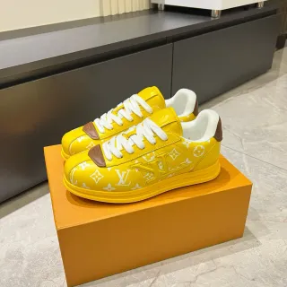 Louis Vuitton zapatillas lifestyle de cuero con monograma amarillo marrón, silueta baja en la parte superior