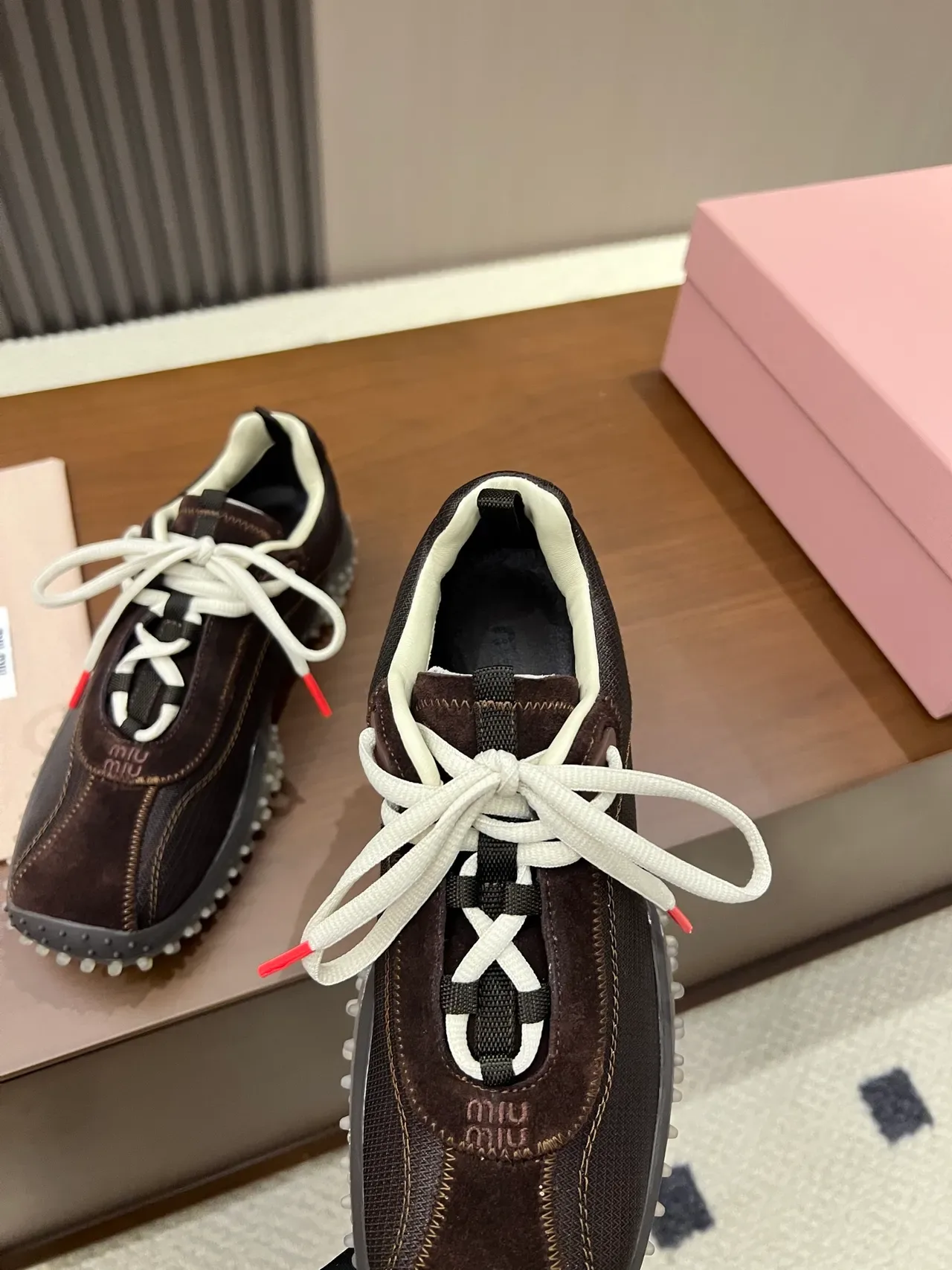 Miu Miu Marron et Blanc Suela avec Studs Partie Supérieure Mixta Daim et Maille Sneakers Lifestyle 2