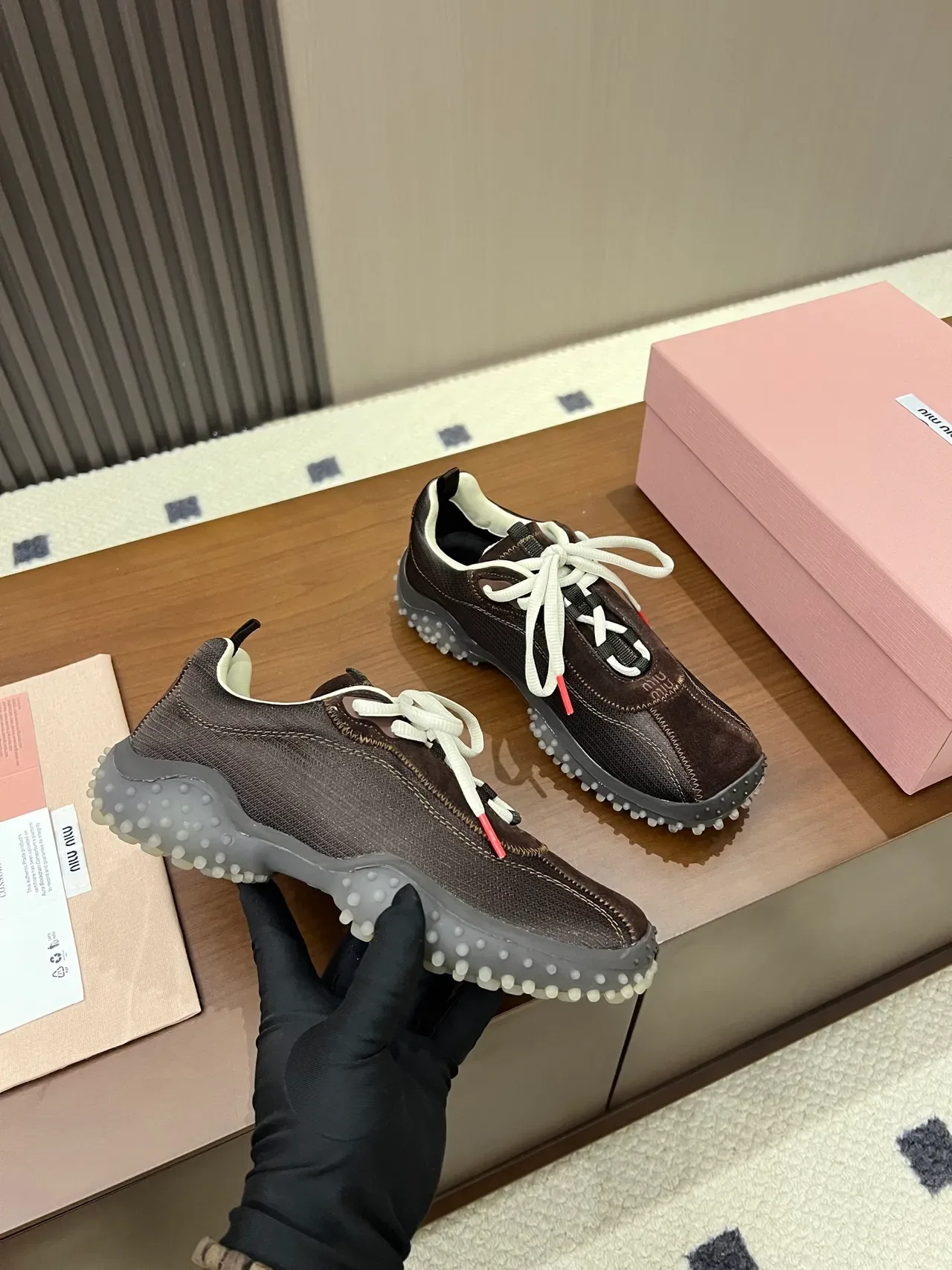 Miu Miu Marron et Blanc Suela avec Studs Partie Supérieure Mixta Daim et Maille Sneakers Lifestyle 3