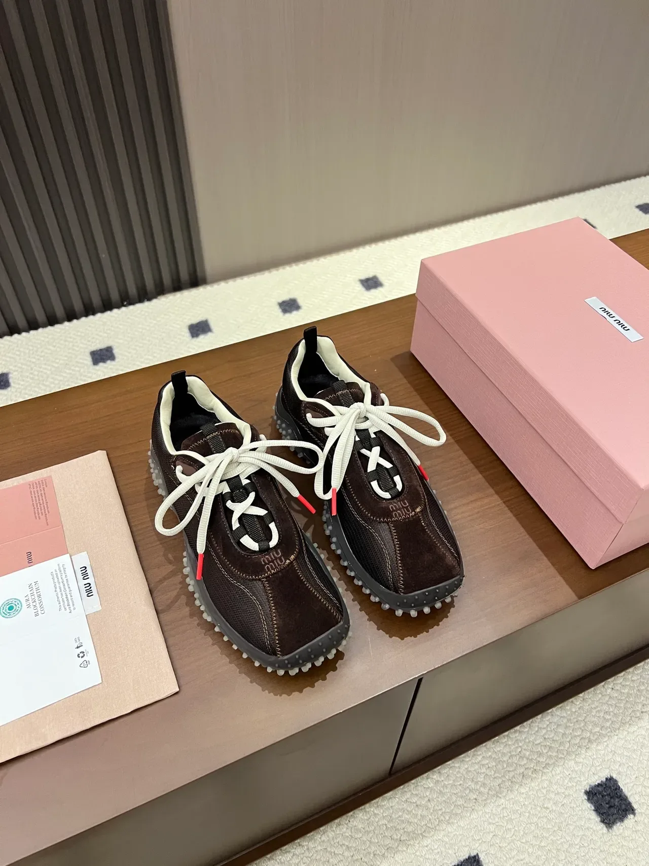 Miu Miu Marron et Blanc Suela avec Studs Partie Supérieure Mixta Daim et Maille Sneakers Lifestyle 4