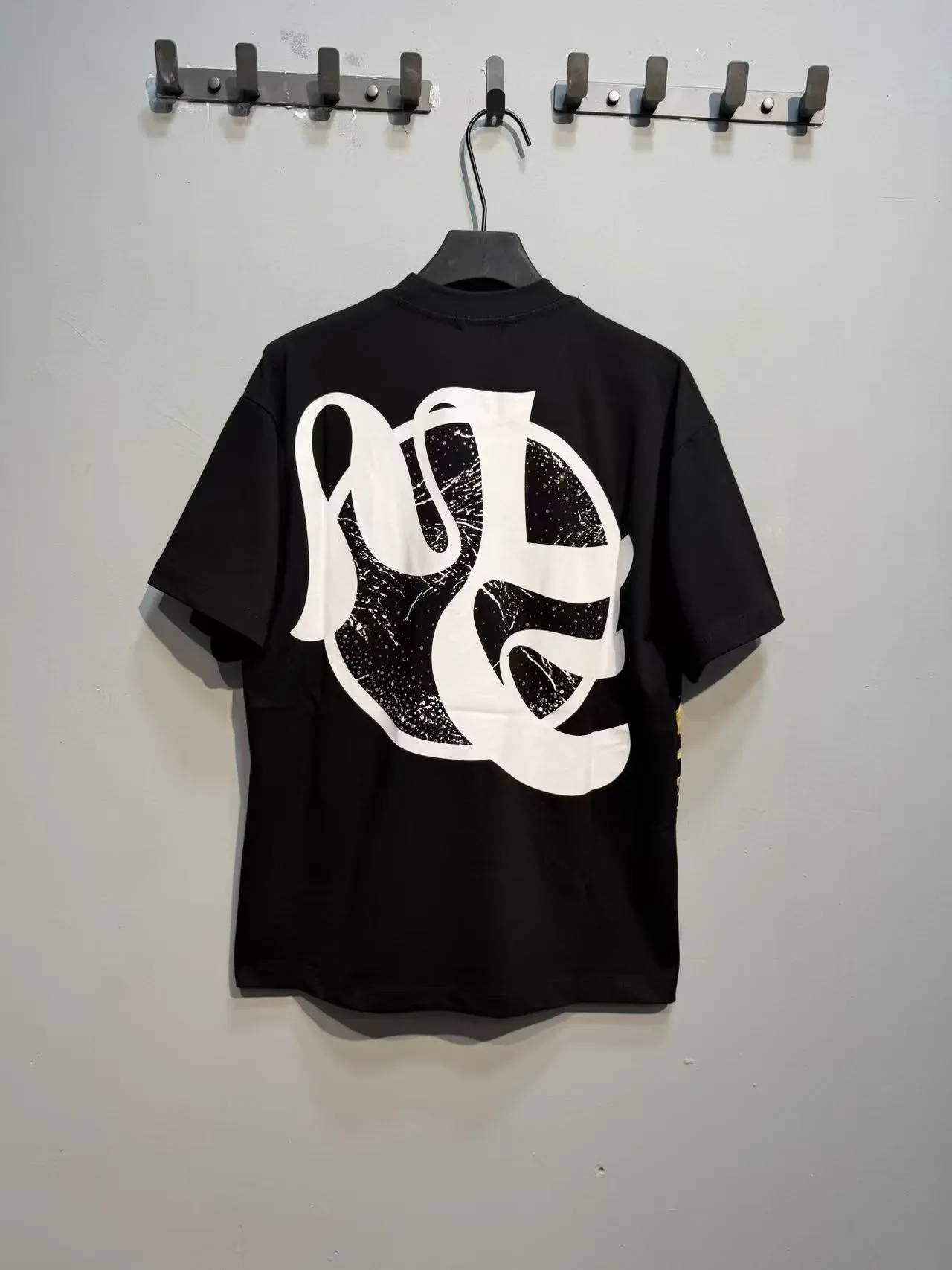 Camiseta oversized de tipografía con estampado gráfico blanco y negro edición emociones mixtas 7