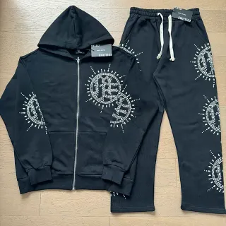 Mixed Emotion Chándal Negro con Logo Sunburst de Rhinestones