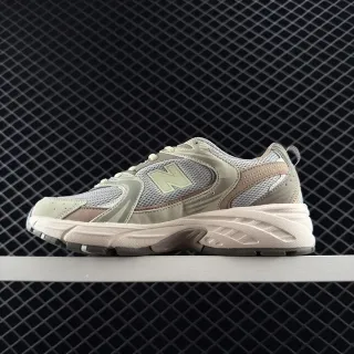 New Balance 530 米色和浅绿色厚底运动鞋